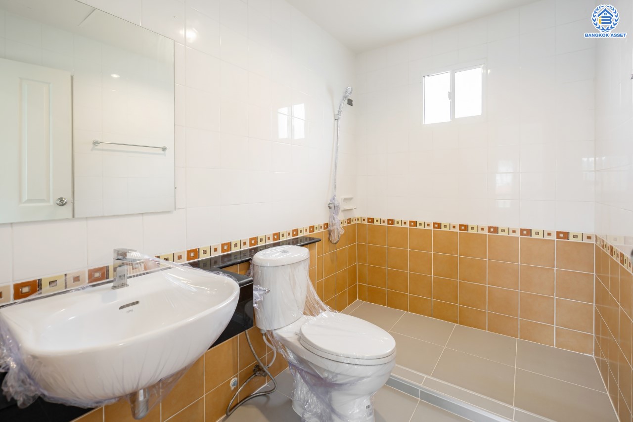 บ้านมือสองตกแต่งใหม่ หลังใหญ่ ม.ภัสสร14 บางใหญ่ ดีไซน์ทันสมัย เนื้อที่ 51.5 ตร.ว. รองรับทุกความสุข ฟังก์ชัน 3 ห้องนอน 2 ห้องน้ำ 2 ที่จอดรถ บนทำเลศักยภาพ ใกล้เซ็นทรัลเวสต์เกต ทางด่วน "ศรีรัช" และรถไฟฟ้าสายสีม่วง "สถานีตลาดบางใหญ่"